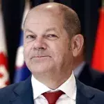 Nach Sportunfall: Olaf Scholz mit Augenklappe und Sinn für Humor