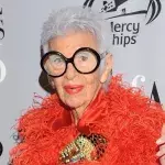 Iris Apfel stößt zum 102. Geburtstag mit Rotwein an