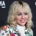 Miley Cyrus blickt in TikTok-Serie auf ihr Leben zurück
