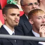 Romeo Beckham begeistert mit Grimassen-Show im Fußballstadion