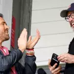 Gast in Wrexham: Hugh Jackman feuert Fußballteam von Ryan Reynolds an