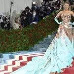 Blake Lively springt über Absperrung im Kensington Palast