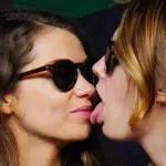 Cara Delevingne züngelt mit ihrer Freundin in Wimbledon