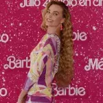 Margot Robbie mit gekrepptem Haar im legendären 90er-Barbie-Look