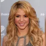 Shakira singt und performt mit ihren Söhnen
