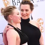 Kate Winslet strahlt mit Tochter Mia bei den BAFTA TV Awards