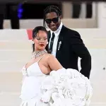 Met Gala 2023: Rihannas Brautlook sorgt für Hochzeitsspekulationen