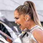 Jennifer Lopez reißt sich auf der Bühne die Haare aus