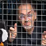 Hugo Egon Balder wirbt im Käfig gegen illegalen Hundehandel