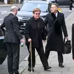 Beerdigung in London: Trauergast Elton John geht am Stock