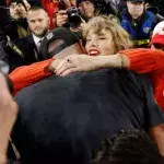 Travis Kelce steht im Super Bowl: Siegeskuss von Taylor Swift