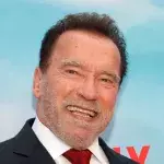 Arnold Schwarzenegger am Münchner Flughafen vom Zoll festgehalten