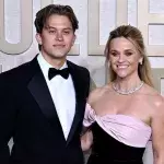 Reese Witherspoon kam mit ihrem Sohn zu den Golden Globes