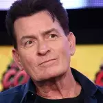 Charlie Sheen wurde von einer Frau in seinem Haus attackiert
