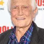 Ex-Bond George Lazenby kämpft sich nach schwerem Sturz zurück