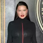 Adriana Lima ist "schockiert" von ihren eigenen Fotos