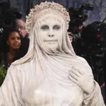 „Ich kann sitzen, essen – alles!“: Heidi Klum als lebende Statue sorgt bei der Met Gala für Aufsehen