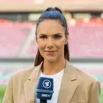 Esther Sedlaczek hat jetzt bekannt gegeben, dass sie zum dritten Mal schwanger ist. Sie erwartet einen Jungen.