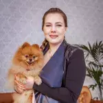 Sarafina Wollny mit Familienhund Feivel.