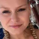 Sarah-Jane Wollny schmückt Weihnachtsbaum