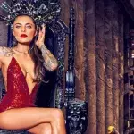 Sophia zeigt viel nackte Haut.