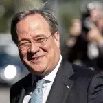 Armin Laschet ohne Maske im Flugzeug gesichtet
