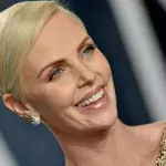 Charlize Theron mit rasierten Haaren