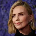 Charlize Theron traut sich: Kurzhaarschnitt und Netzkleid
