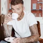 Zum Anbeißen: Männliche Stars, die mit ihren Tattoos glänzen