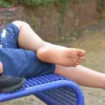Junge tritt beim Spielen in Spritze. Im Krankenhaus wird das Blut darin getestet