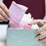 Staat versorgt Frauen jetzt kostenlos mit Binden und Tampons