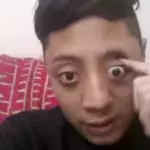 Was dieser junge Pakistaner gleich mit seinen Augen macht, glaubt man kaum!