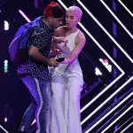 Eurovision: Britische Sängerin SuRie gibt Interview nach Flitzer-Vorfall