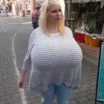 So lebt es sich als Frau mit 18 Kilo Holz vor der Hütte