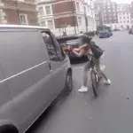 Die Fahrradfahrerin wird belästigt und zahlt es den Männern im Auto eiskalt heim