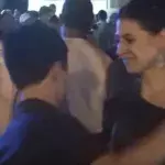 Dieser junge Gentleman fordert eine Frau zum Tanz auf und verblüfft alle damit