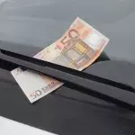50-Euro-Geldschein an der Windschutzscheibe vom Auto: Was tun?