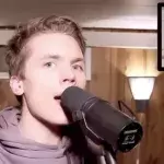 Er imitiert perfekt die Stimme von 14 Sängern!