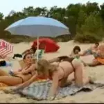 Diese Frau will Männer am Strand beeindrucken, aber sie bereut es schnell!