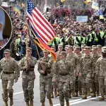 Dieser Dreijährige sprengt eine Militärparade - Der Grund ist herzzerreißend
