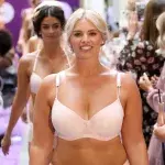 Trotz Bodyshaming: Curvy-Model Angelina Kirsch läuft in Unterwäsche