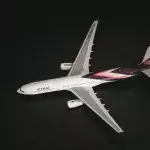 Der thailändische König hat sich eine Boeing 737 in seinen Garten stellen lassen