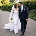 Dieses Kleid trägt Katherine Schwarzenegger bei ihrer Hochzeit mit Chris Pratt, der sich seinerseits auch ordentlich rausgeputzt hat.