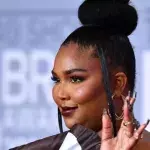 Ein Look zum Anbeißen: So zieht Lizzo auf dem roten Teppich alle Blicke auf sich.