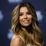 Eva Longoria enthüllt neue Seite von sich in geld-goldenem Kleid