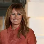 Frau gibt 65.000 Dollar für Schönheits-OPs aus, um auszusehen wie Melania Trump 