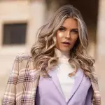 Influencerin Dagi Bee macht Werbung für ein überteuertes Produkt