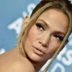 JLo ganz natürlich