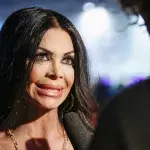 Kader Loth bangt verzweifelt um ihre Haare.