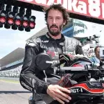Keanu Reeves bei einem Motorradrennen.